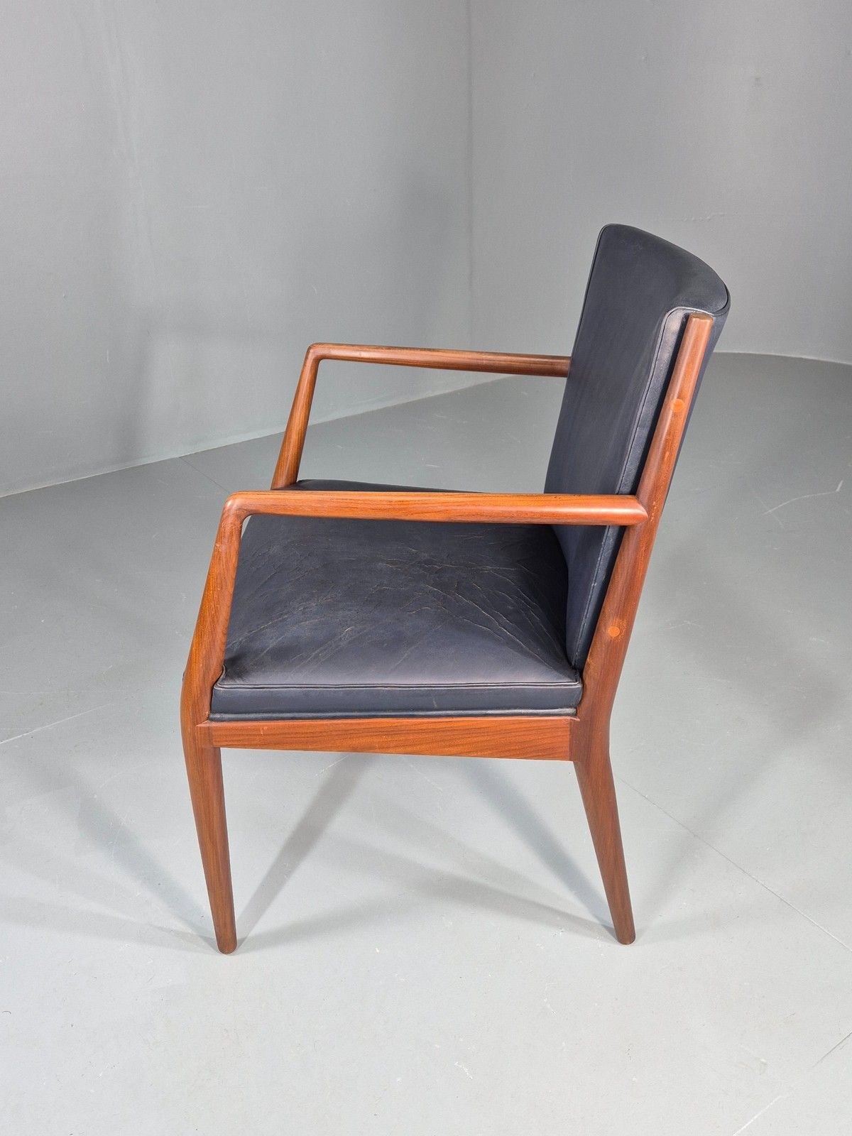 photo vinterior Vintage Mid Century Teak Armchair Blue Leather 1960s Retro Eb11908