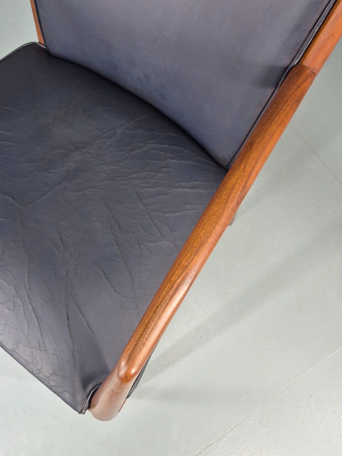 photo vinterior Vintage Mid Century Teak Armchair Blue Leather 1960s Retro Eb11910