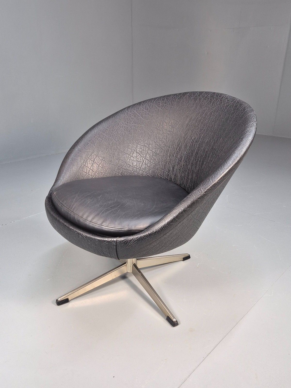 Vintage Mid Century Swivel Lounge Chair Black Vinyl 1970s Retro Eb8790