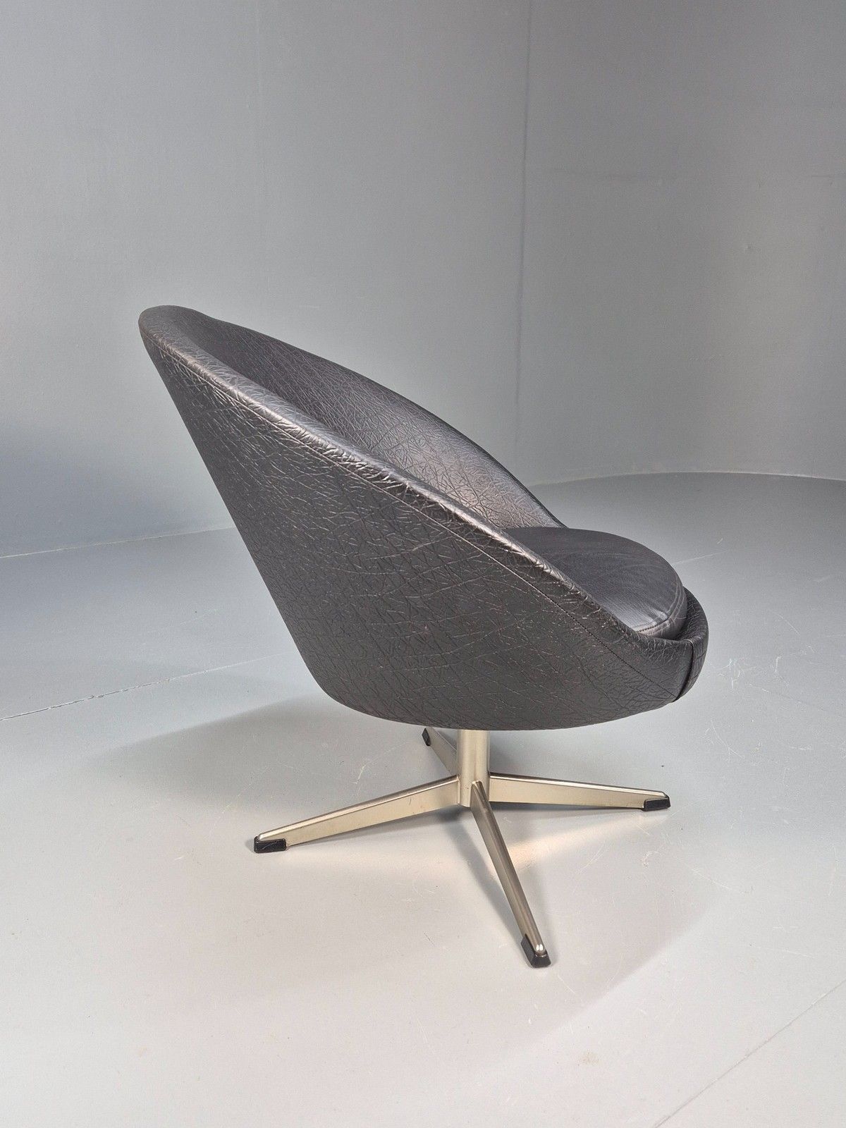 Vintage Mid Century Swivel Lounge Chair Black Vinyl 1970s Retro Eb8790 photo 175.0