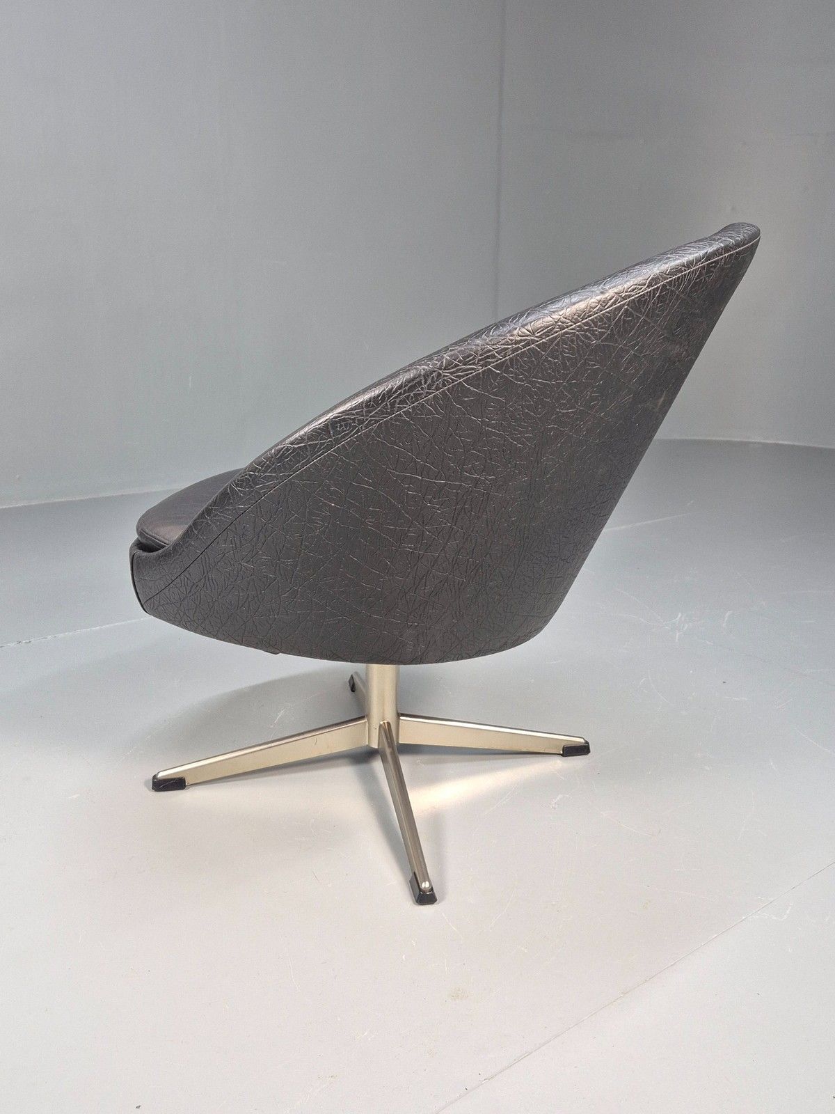 Vintage Mid Century Swivel Lounge Chair Black Vinyl 1970s Retro Eb8790 photo vintage