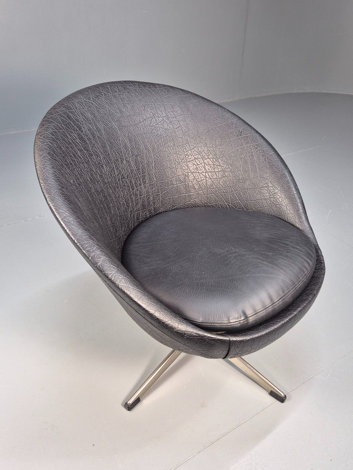 photo vinterior Vintage Mid Century Swivel Lounge Chair Black Vinyl 1970s Retro Eb8790
