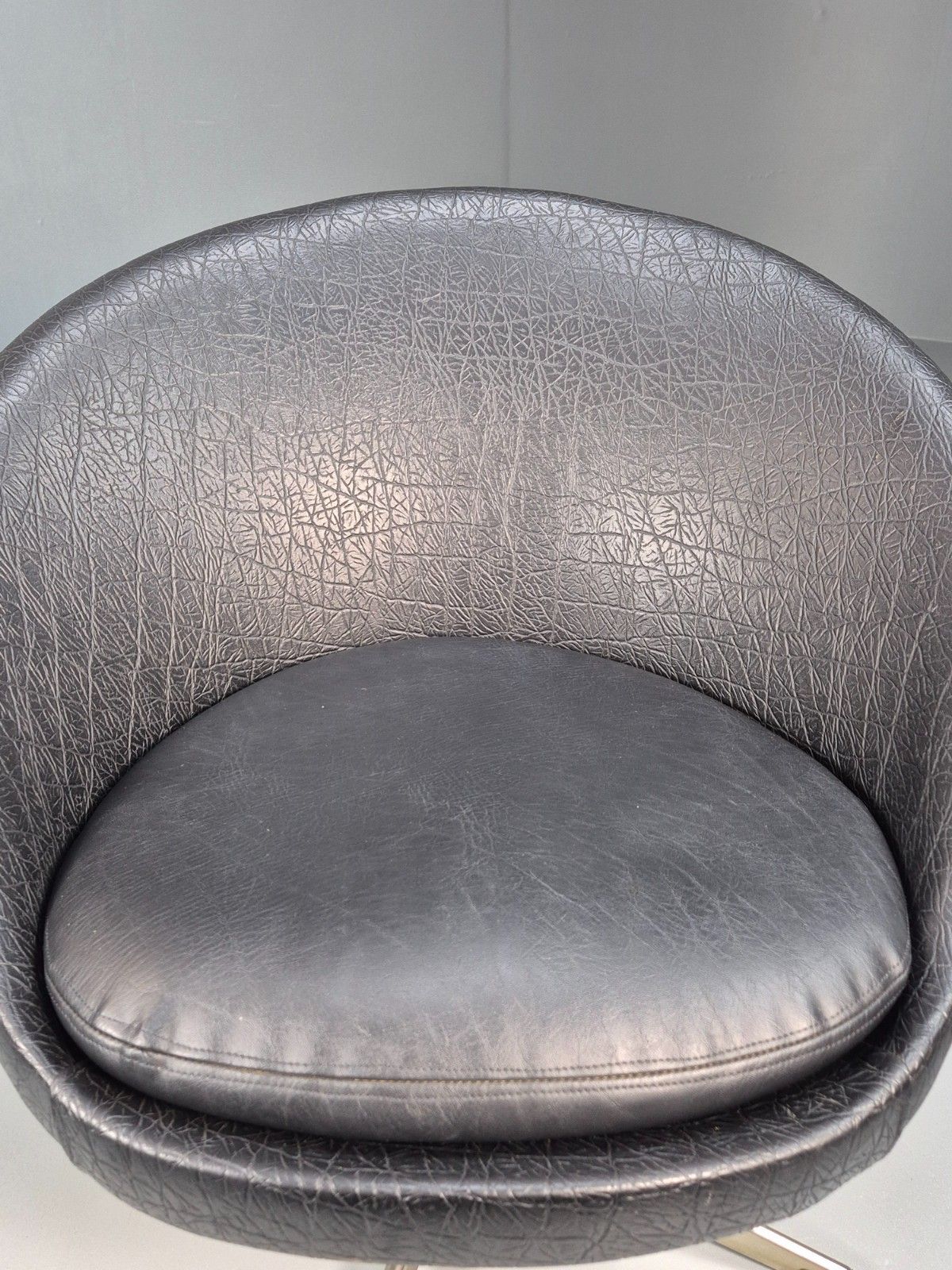 photo buy Vintage Mid Century Swivel Lounge Chair Black Vinyl 1970s Retro Eb8790