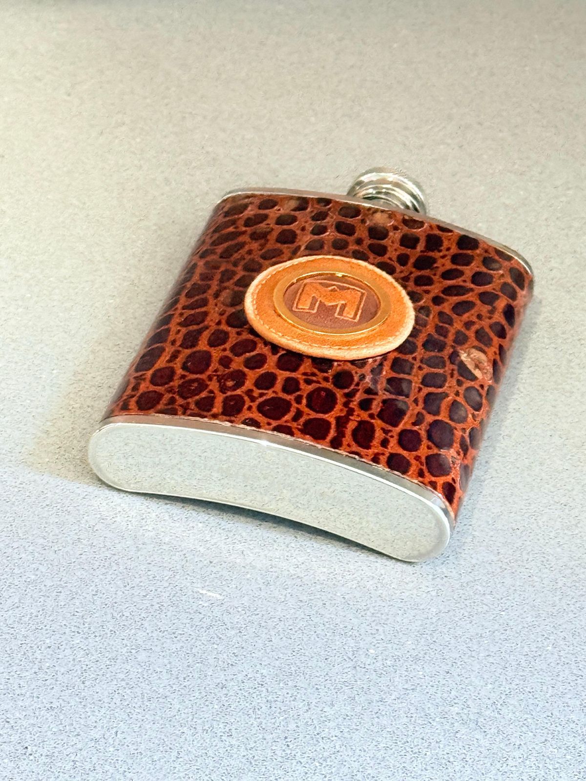 photo furniture Leren heupfles met monogram, vintage krokodillenprint, cadeau voor heren