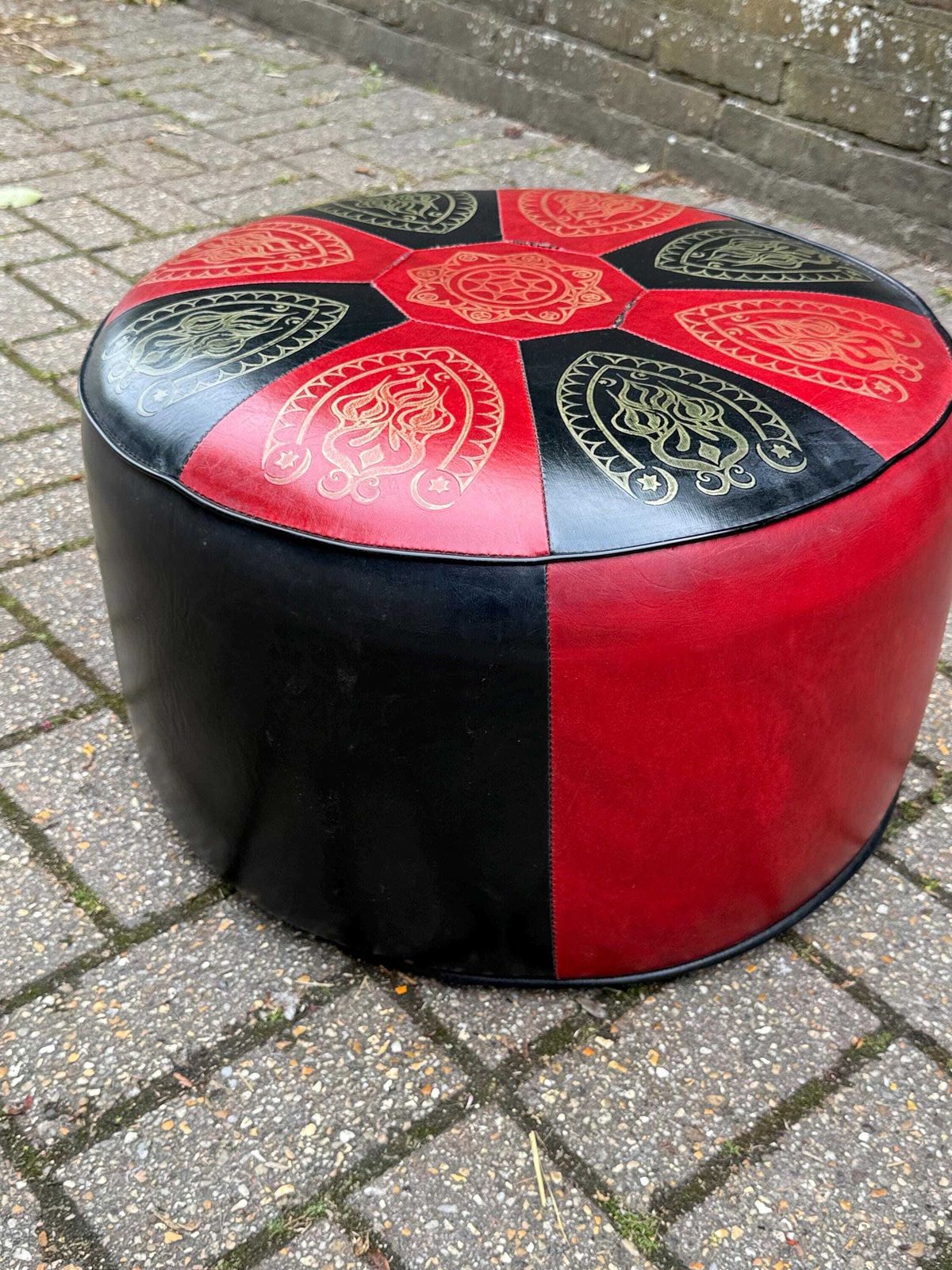 photo vintage Vintage 1970s Moroccan Style Pouffe Ottoman Footstool In Red & Black Leatherette Sherborne