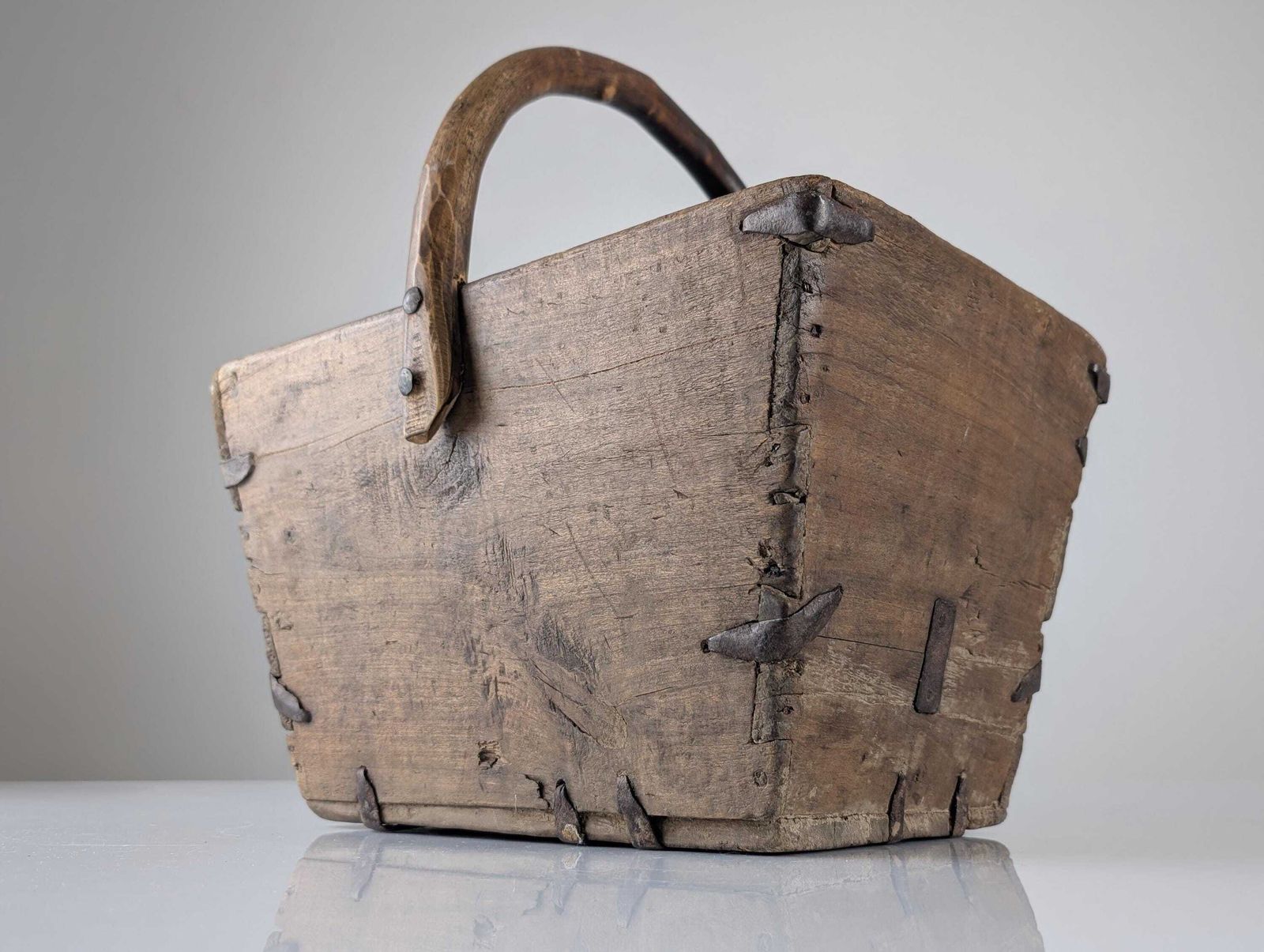 Panier à bûches d'époque en bois avec ferrures en fer forgé, Wabi Sabi, XIXe siècle photo 632.0