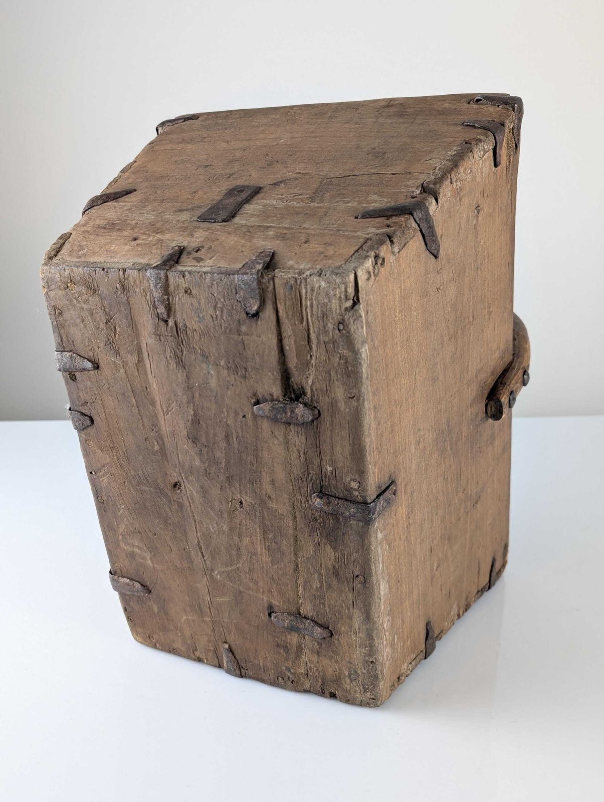 Panier à bûches d'époque en bois avec ferrures en fer forgé, Wabi Sabi, XIXe siècle photo vinterior