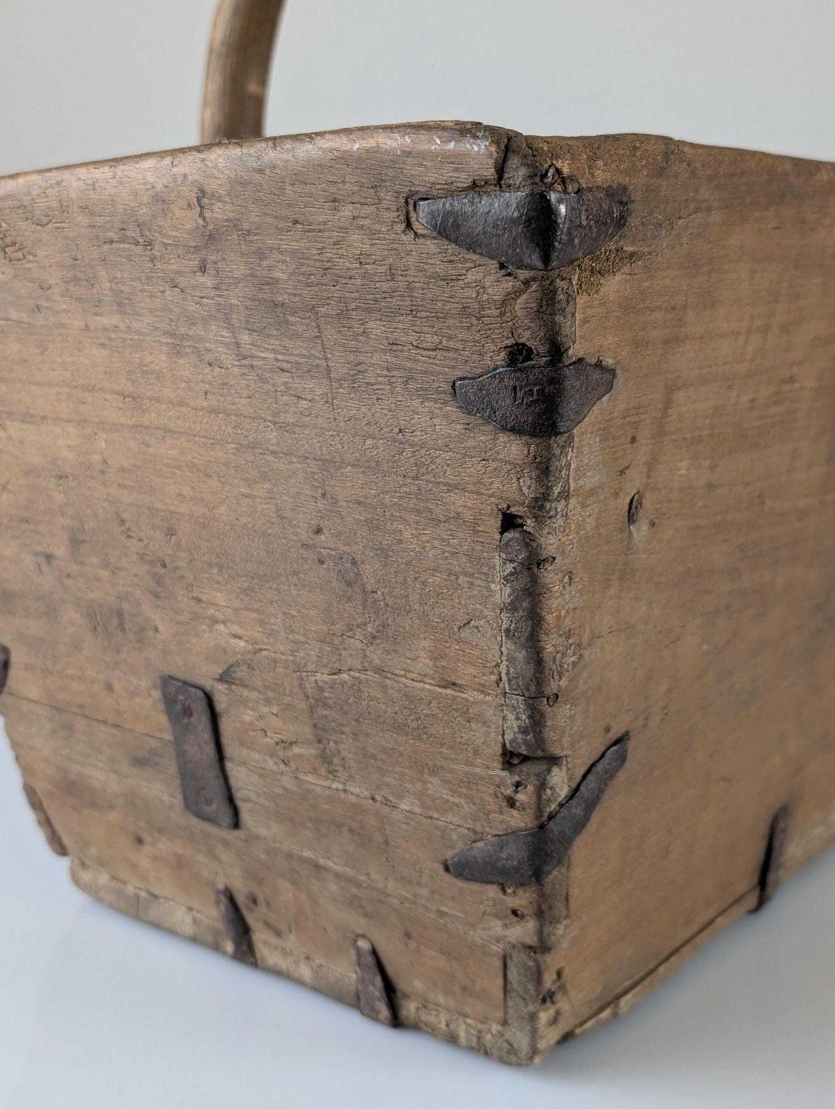 Panier à bûches d'époque en bois avec ferrures en fer forgé, Wabi Sabi, XIXe siècle photo vintage