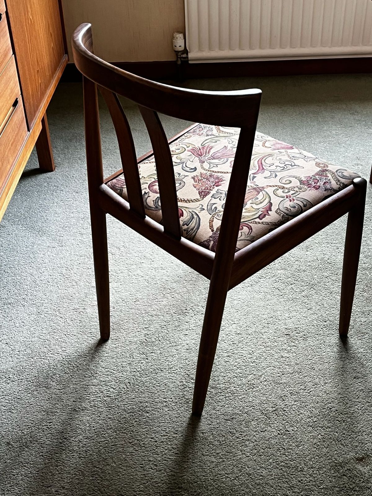 G Plan Extendable Dining Table And Set Of 4 Chairs photo 600.0