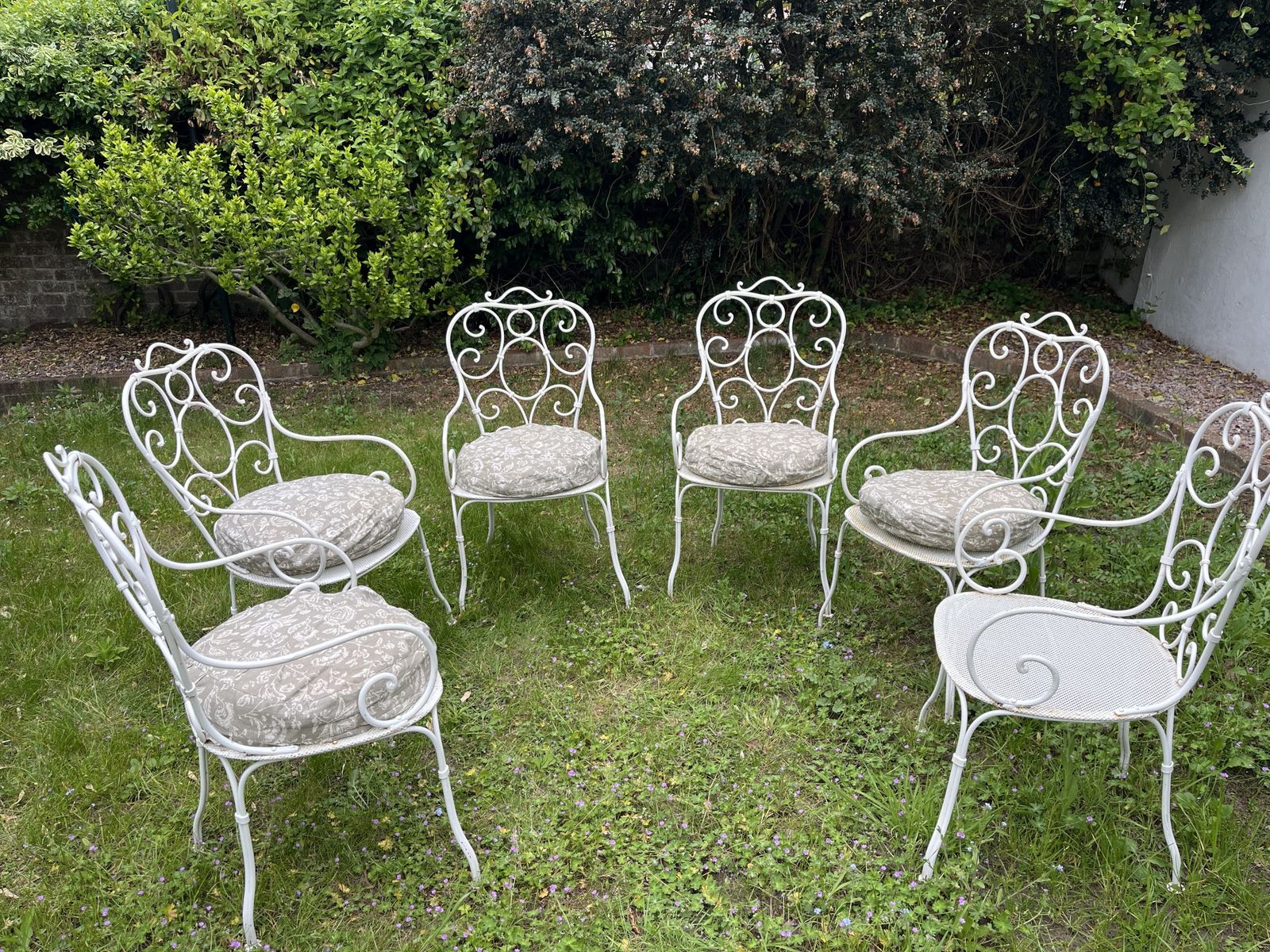 6 Beautiful Victorian Iron Garden Chairs   Great Condition photo for sale