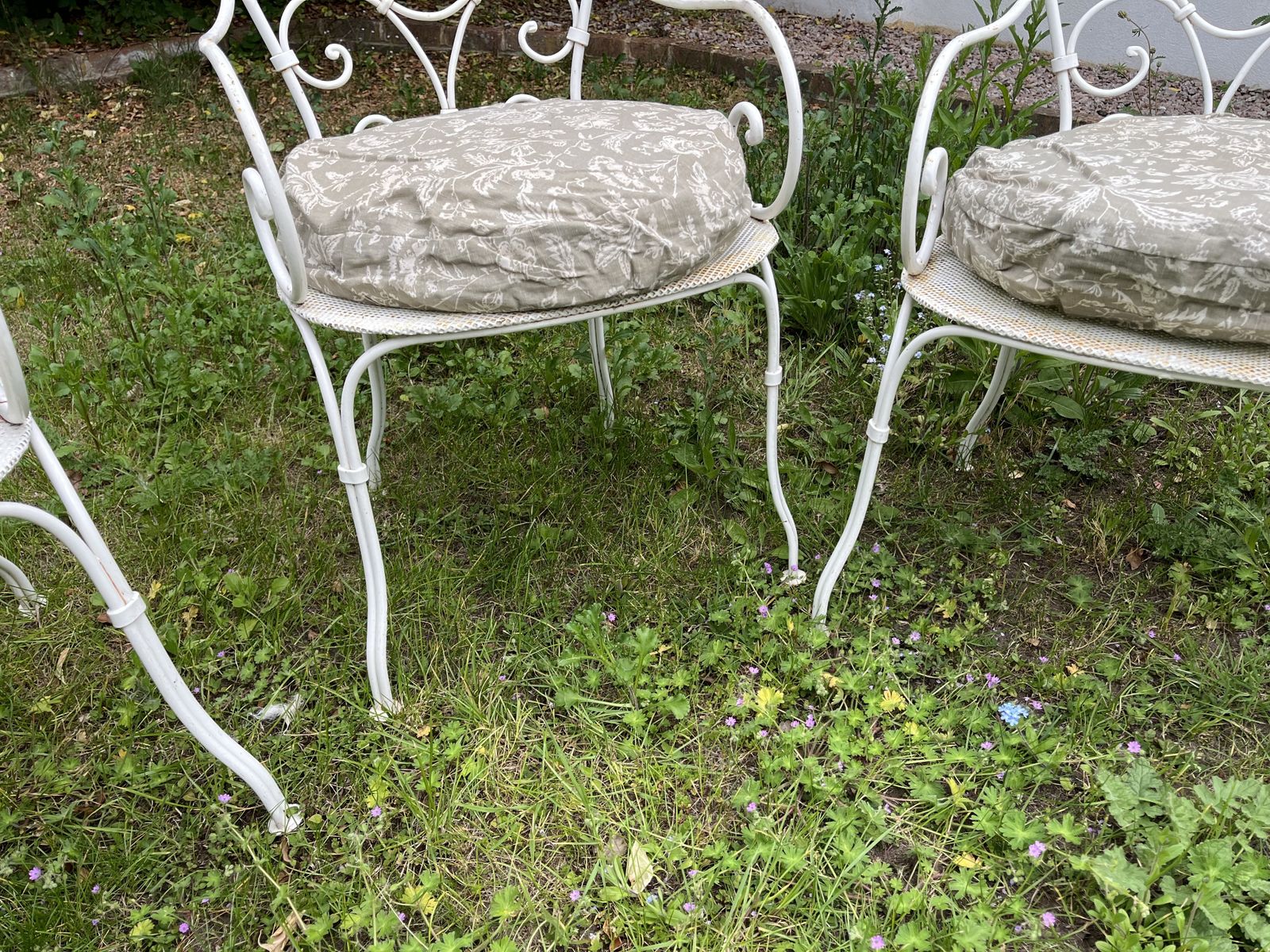 1500.0 6 Beautiful Victorian Iron Garden Chairs   Great Condition photo