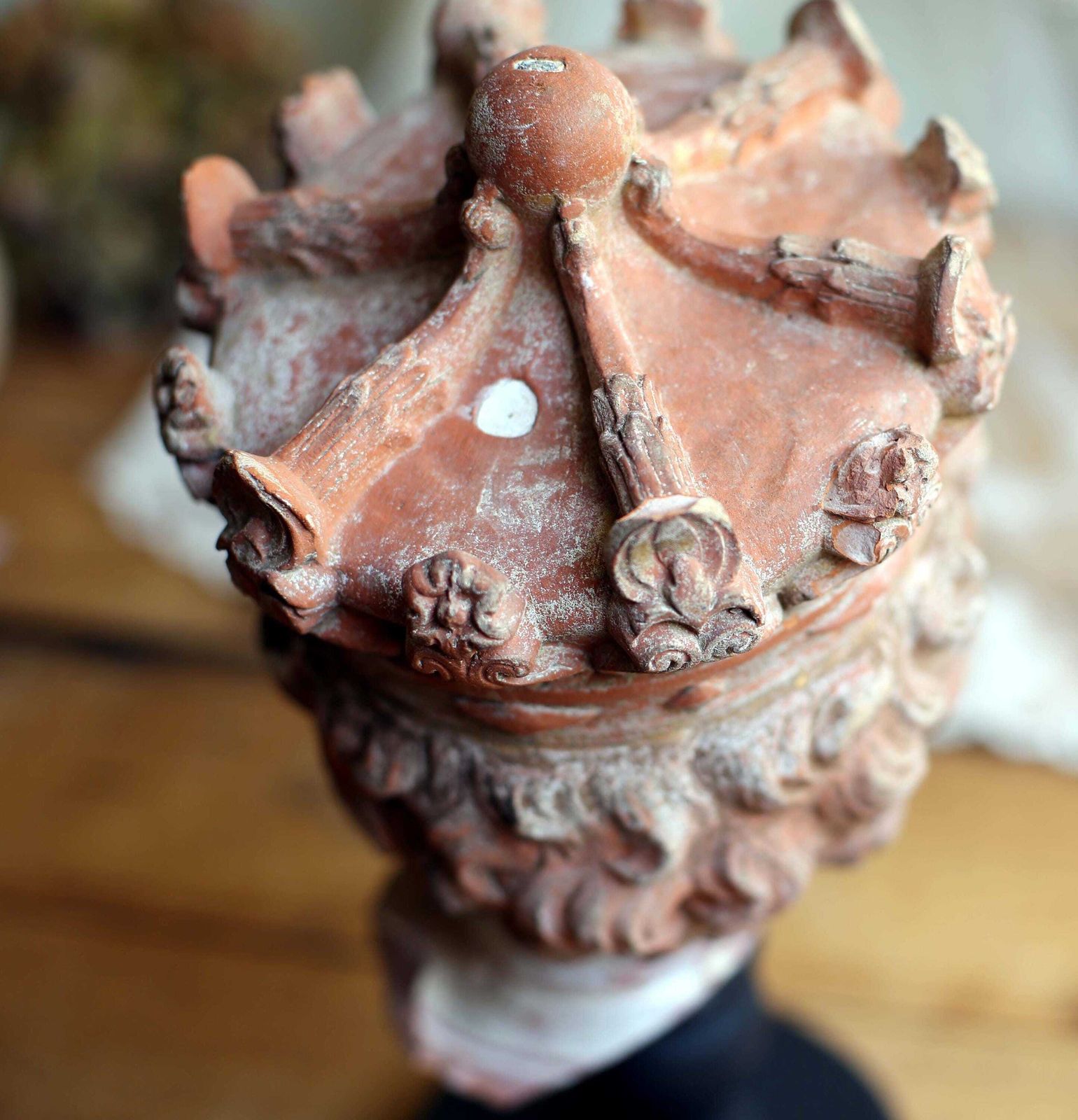 photo vinterior Antique Infant Jesus Head Gothic Style Bust Polychrome Terracotta Christ Statue On Wooden Stand