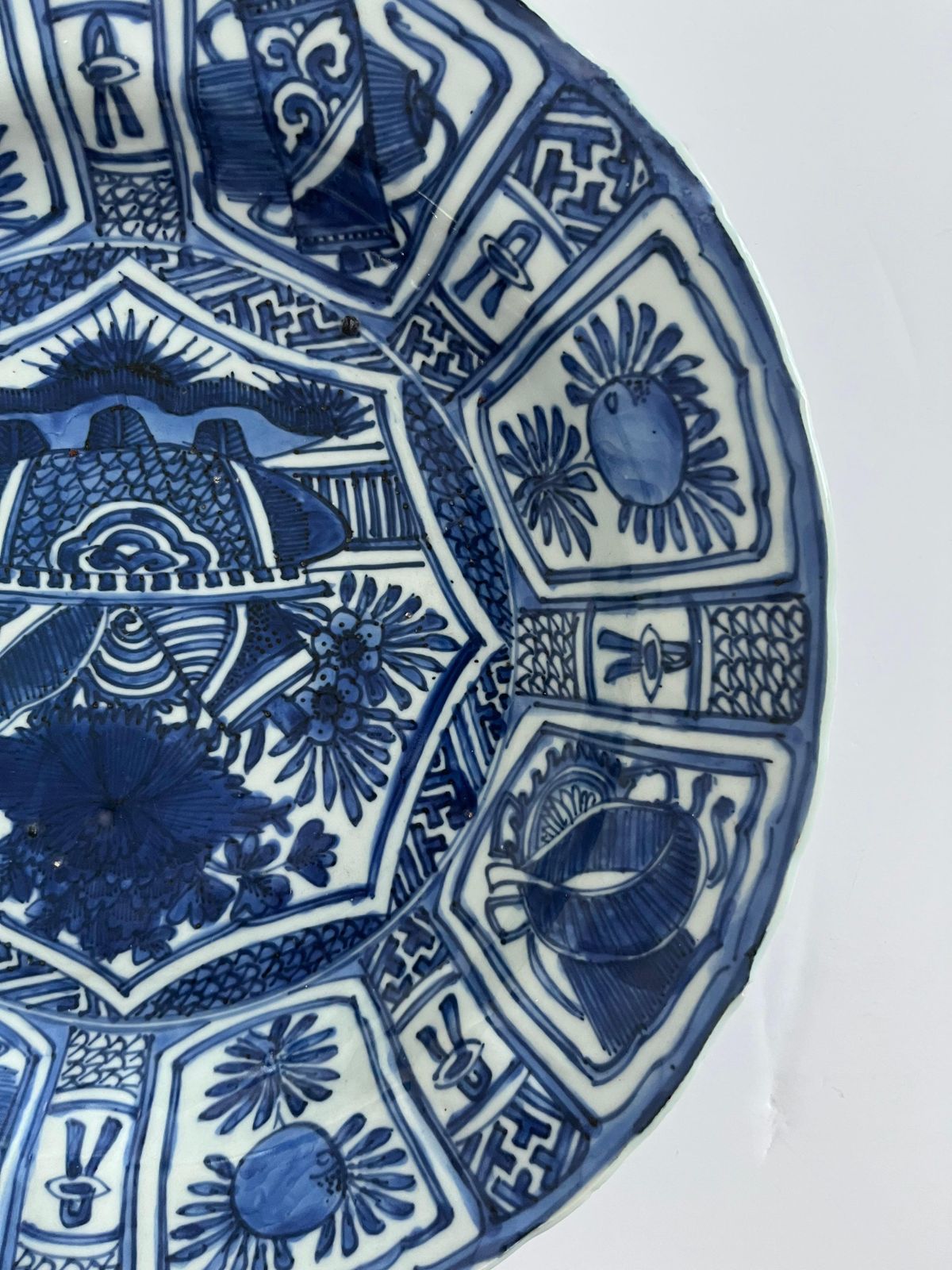 photo for sale Kraak Chinees exportporselein bord of schaal, blauw en wit, Ming Wanli, ca. 1600