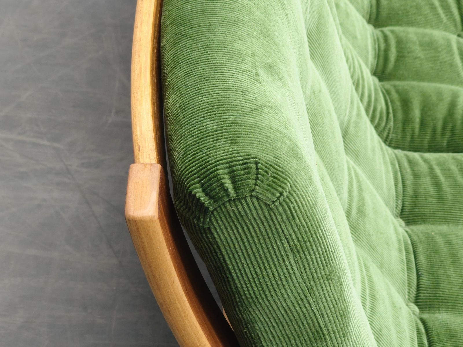 photo furniture Deens vrijstaand teakhouten sofa in groen corduroy, jaren 1970