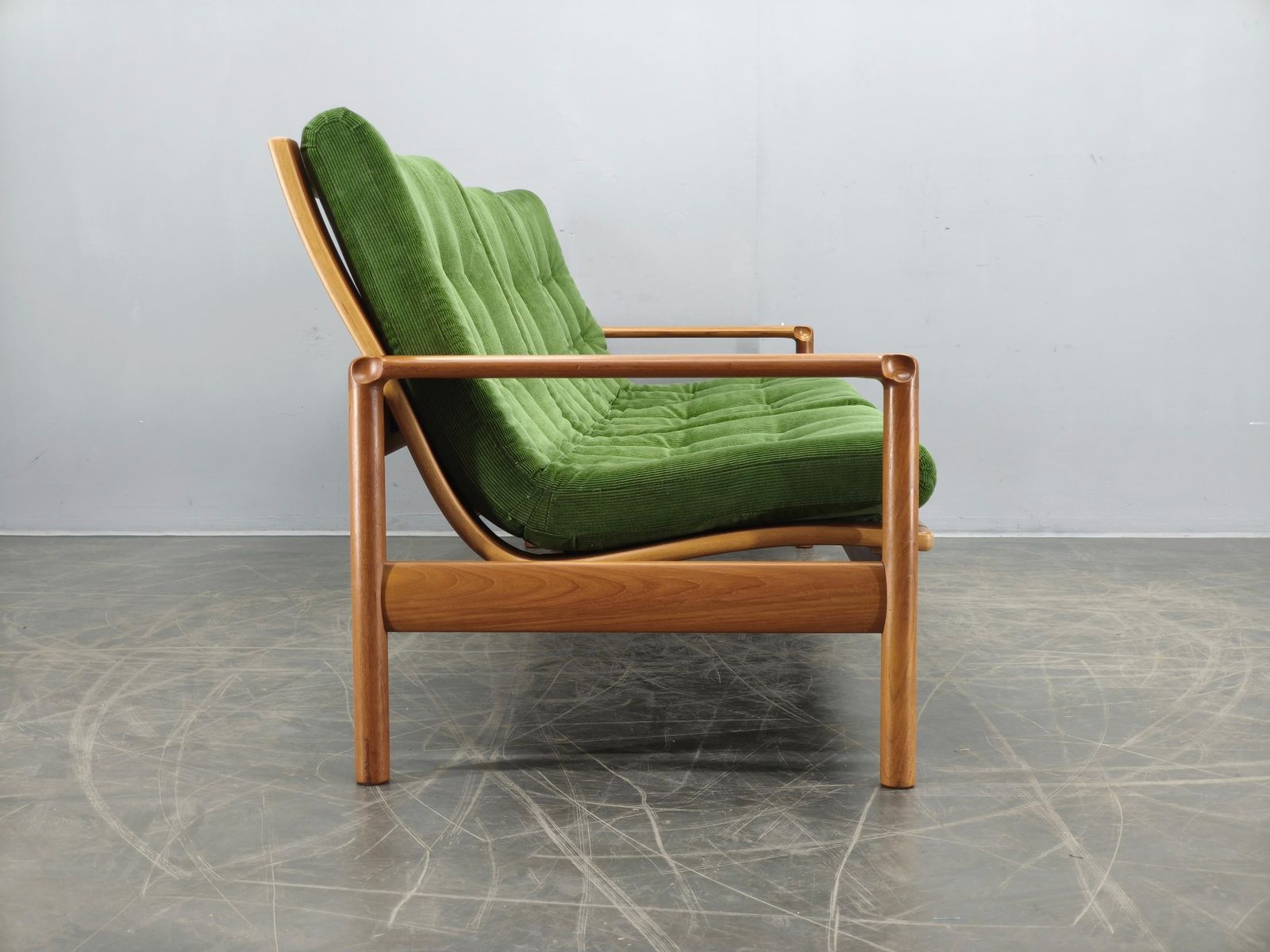 3280.0 Deens vrijstaand teakhouten sofa in groen corduroy, jaren 1970 photo