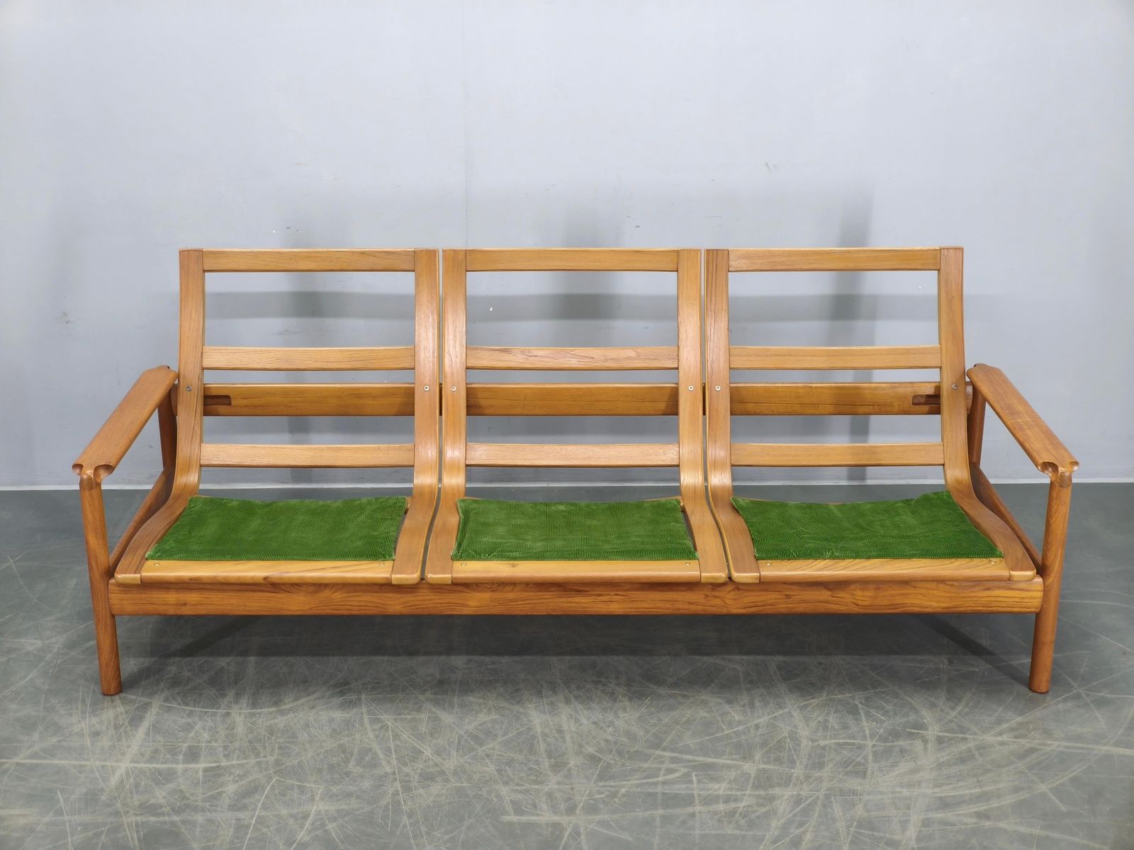 photo vinterior Deens vrijstaand teakhouten sofa in groen corduroy, jaren 1970