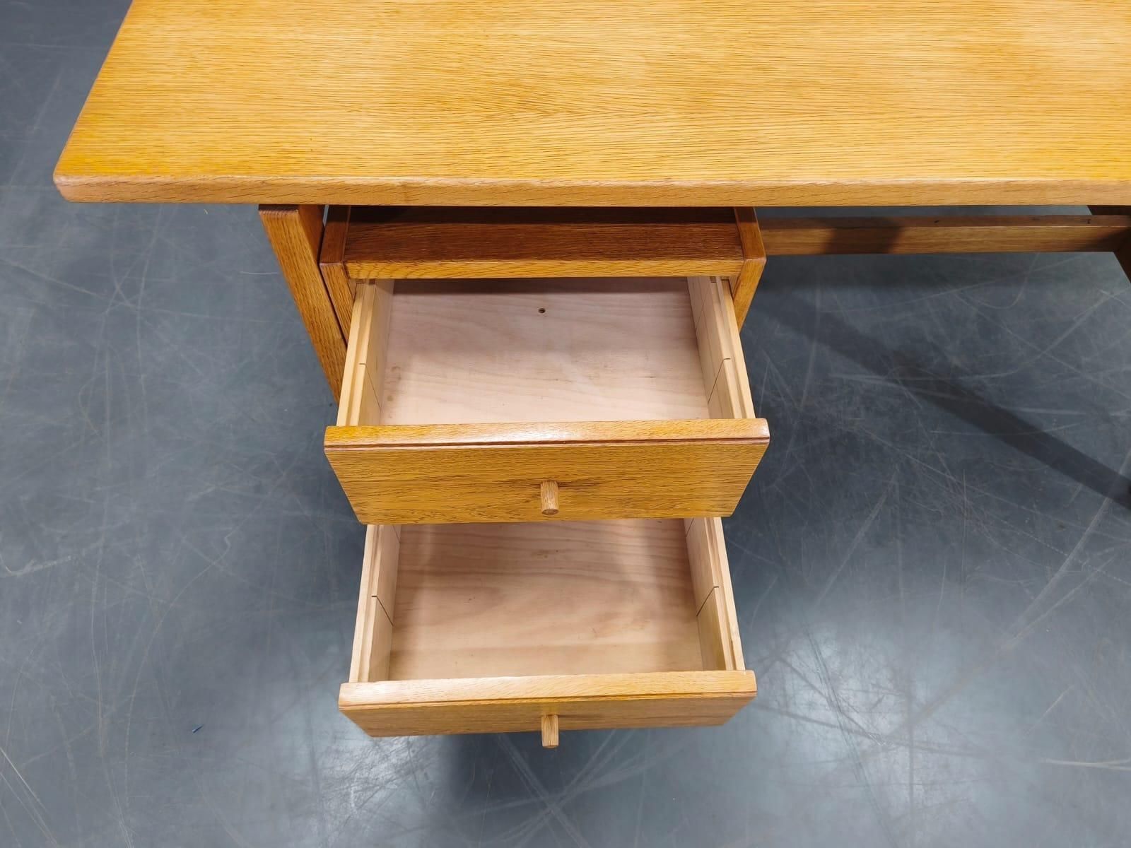 photo furniture Hans J. Wegner Ge125 Oak Writing Desk For Getama, Denmark