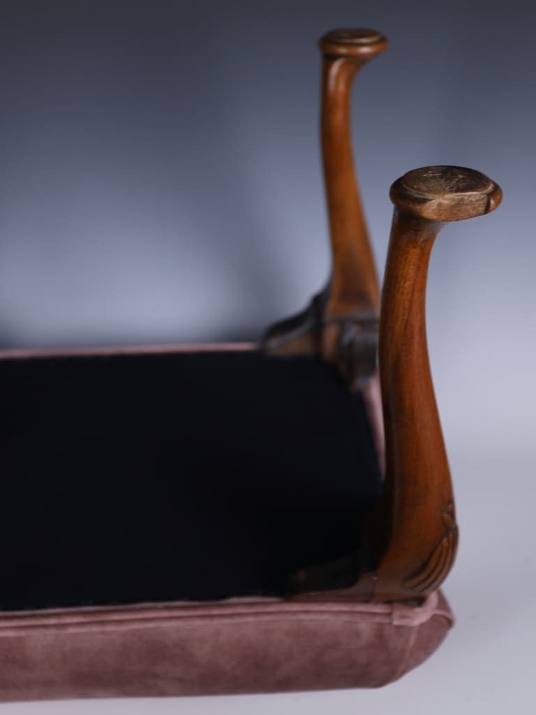 photo vinterior Queen Anne Style Carved Dressing Table Stool In Pink Velvet