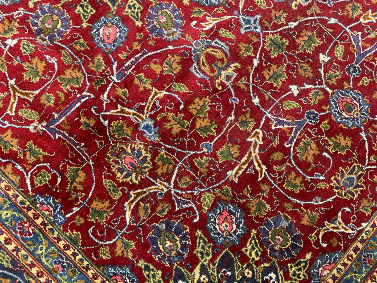 photo furniture Tapis de laine vintage rouge à motifs orientaux, grand format, fait main