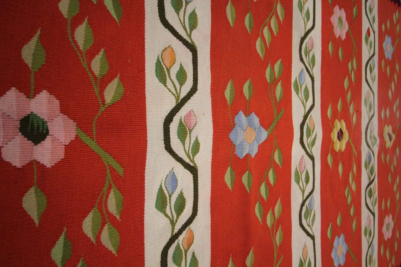 Oranje gestreept kilimkleed, traditioneel Moldavisch wollen vloerkleed, handgemaakt tapijt photo Textiel