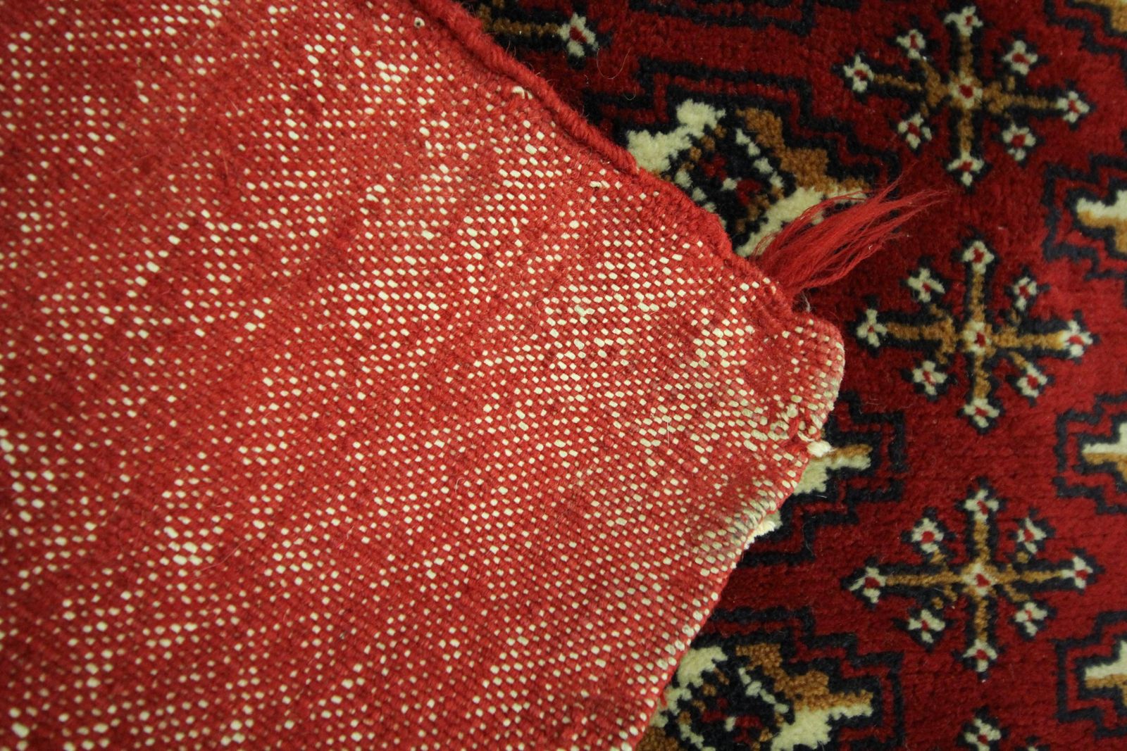 Tapis fait main en laine rouge, coussin de sol Turkmen Poshti traditionnel photo Textiles