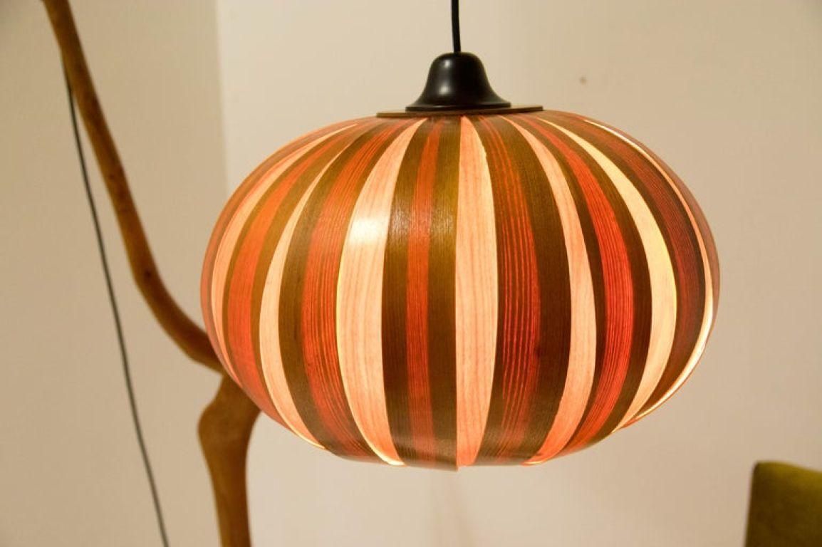 Mid-Century Modern sculpturele houten vloerlamp met fineer, ca. jaren 1960 photo vinterior