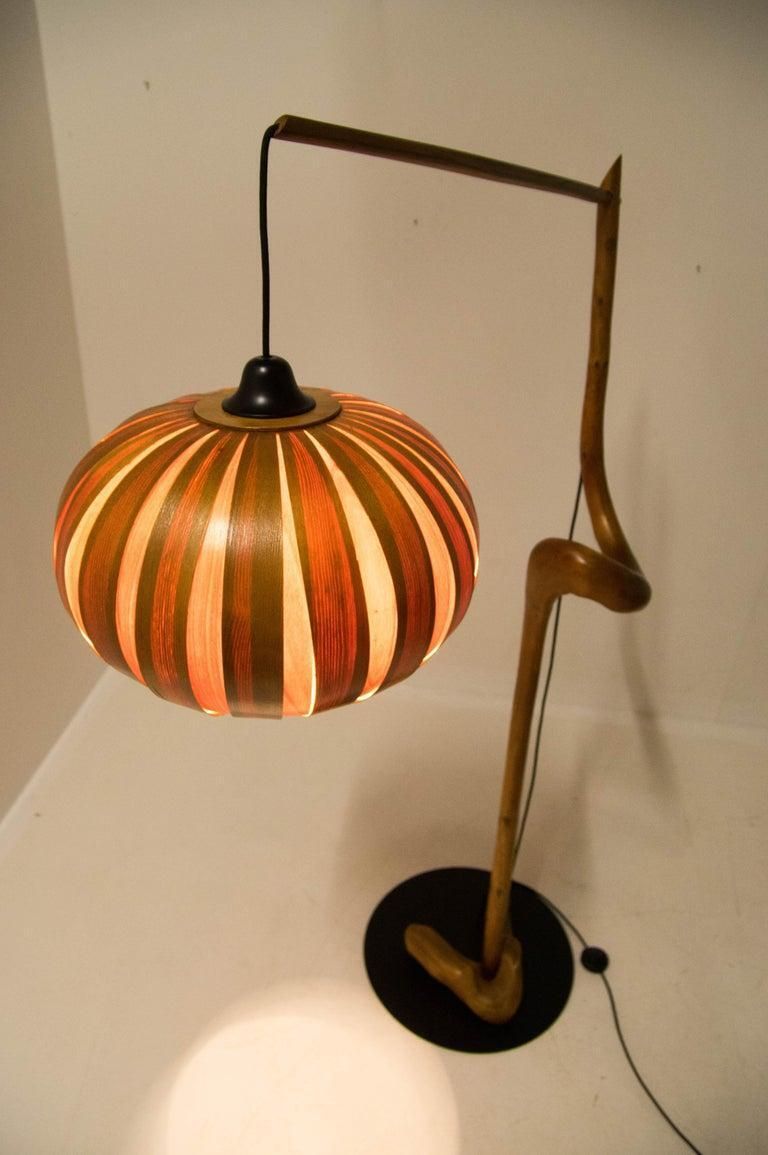 Mid-Century Modern sculpturele houten vloerlamp met fineer, ca. jaren 1960 photo buy