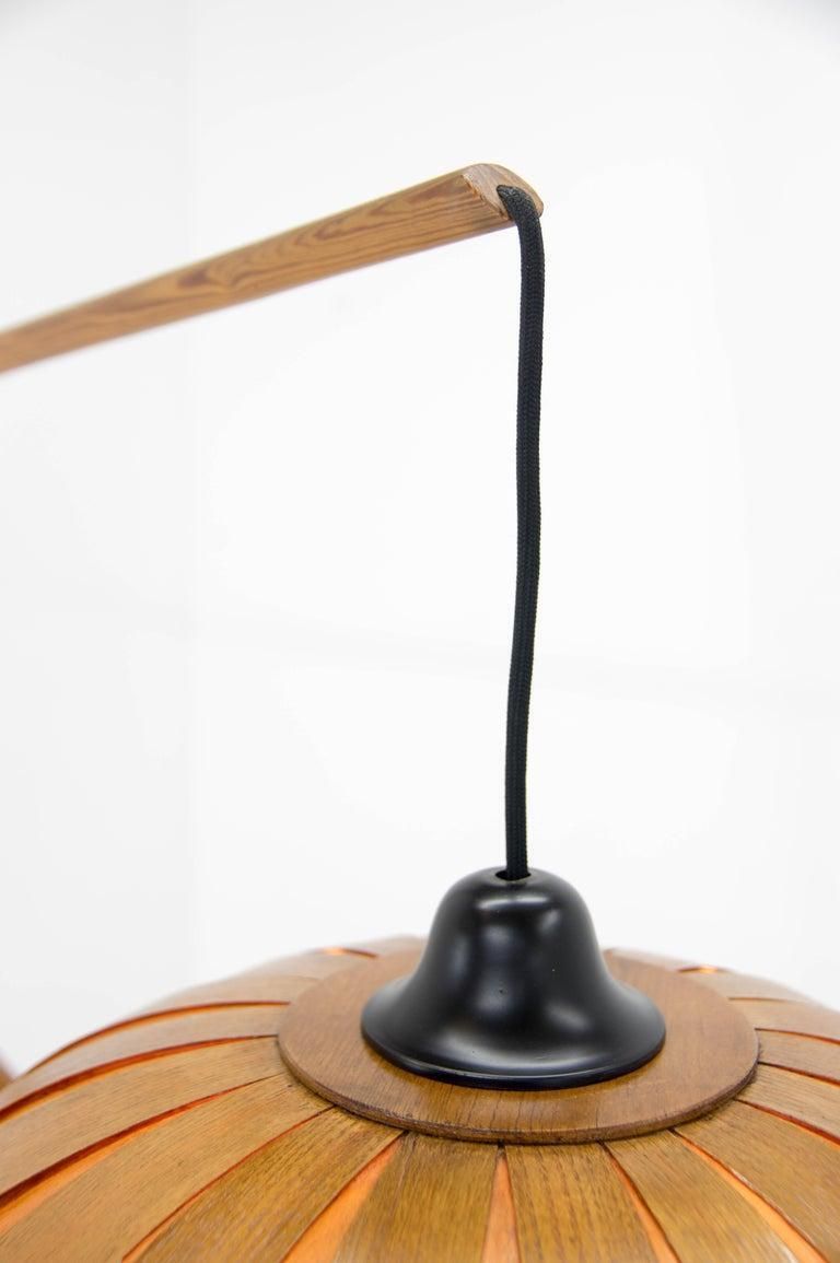 1193.0 Mid-Century Modern sculpturele houten vloerlamp met fineer, ca. jaren 1960 photo