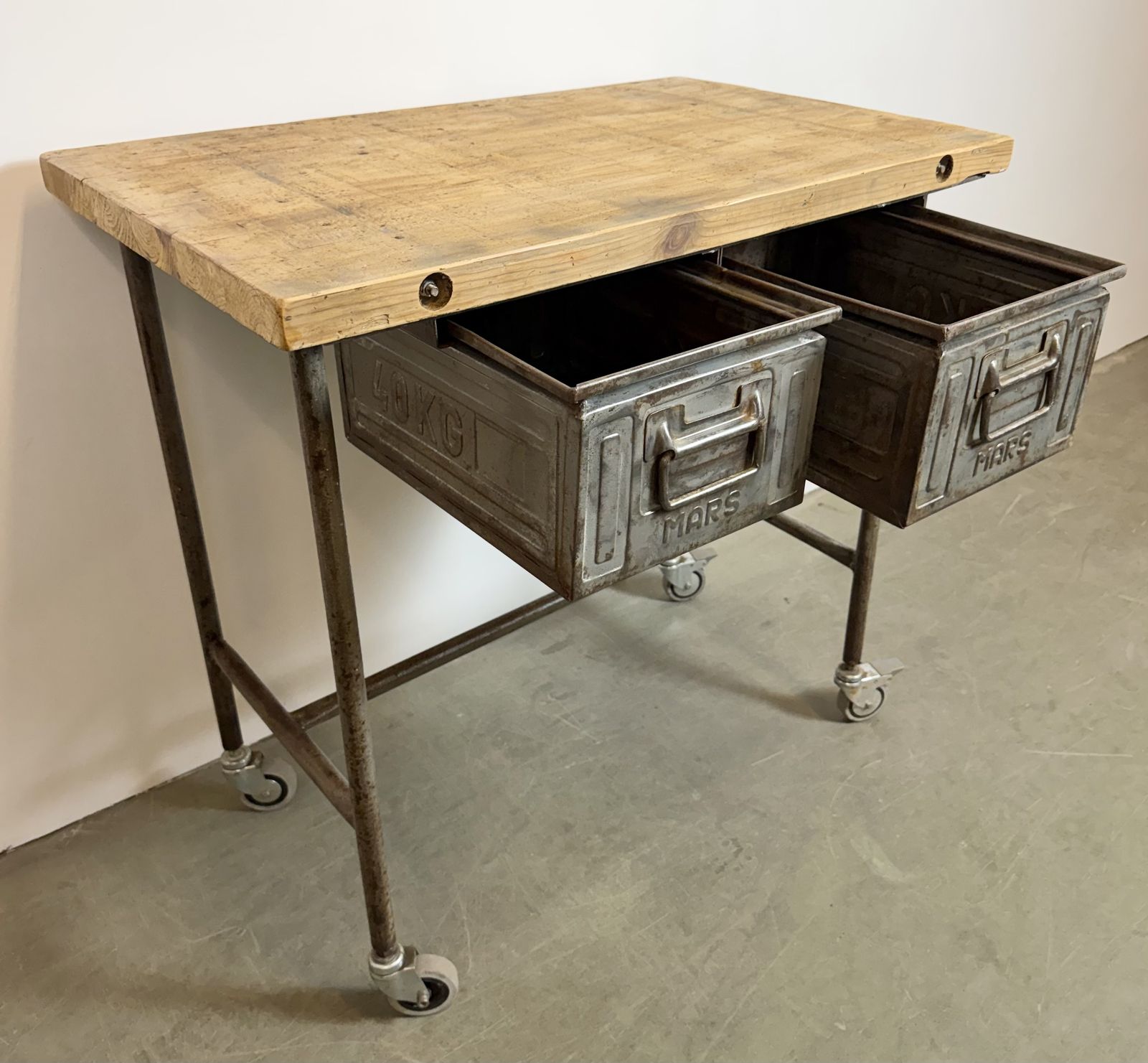 photo vintage Industrial Worktable On Wheels, 1960s