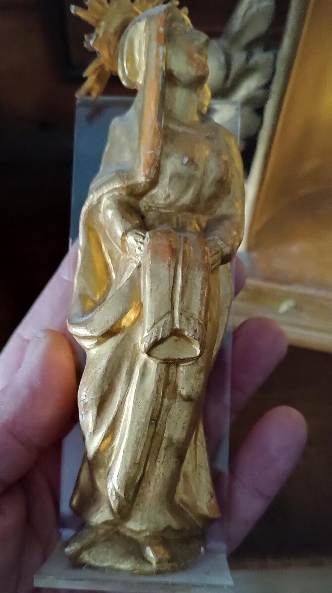 photo furniture Antique Small Altar Adorned With A Gilded Wooden Sculpture Of The Virgin Mary – Baroque Period