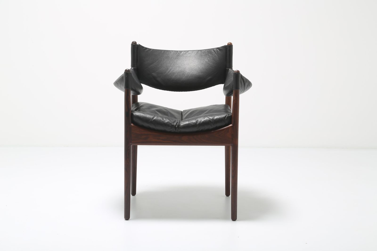 Kristian Vedel 'Modus' fauteuil / armstoel: 6 stuks, zeldzaam uitvoering in palissander en zwart leer, voor Søren Willadsen, Denemarken, jaren 1960 photo Meubels