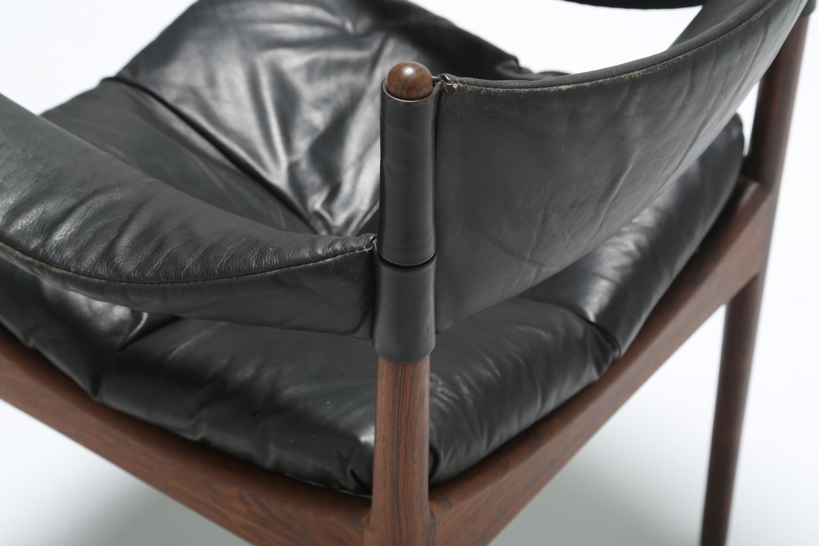 photo vinterior Kristian Vedel 'Modus' fauteuil / armstoel: 6 stuks, zeldzaam uitvoering in palissander en zwart leer, voor Søren Willadsen, Denemarken, jaren 1960