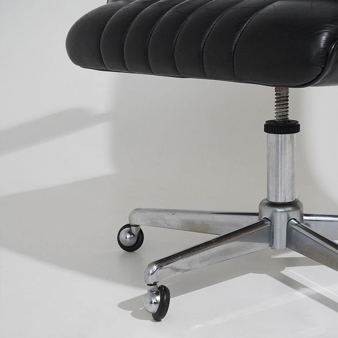 Office Chair By Osvaldo Borsani For Tecno, 1960s photo vinterior