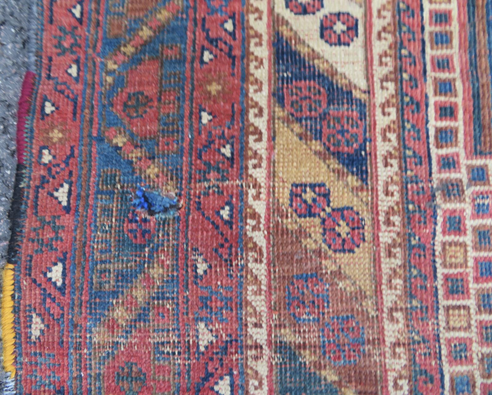 photo vintage Antique Large Arab  Rug. Arab Tribes. 265cm X 154cm.