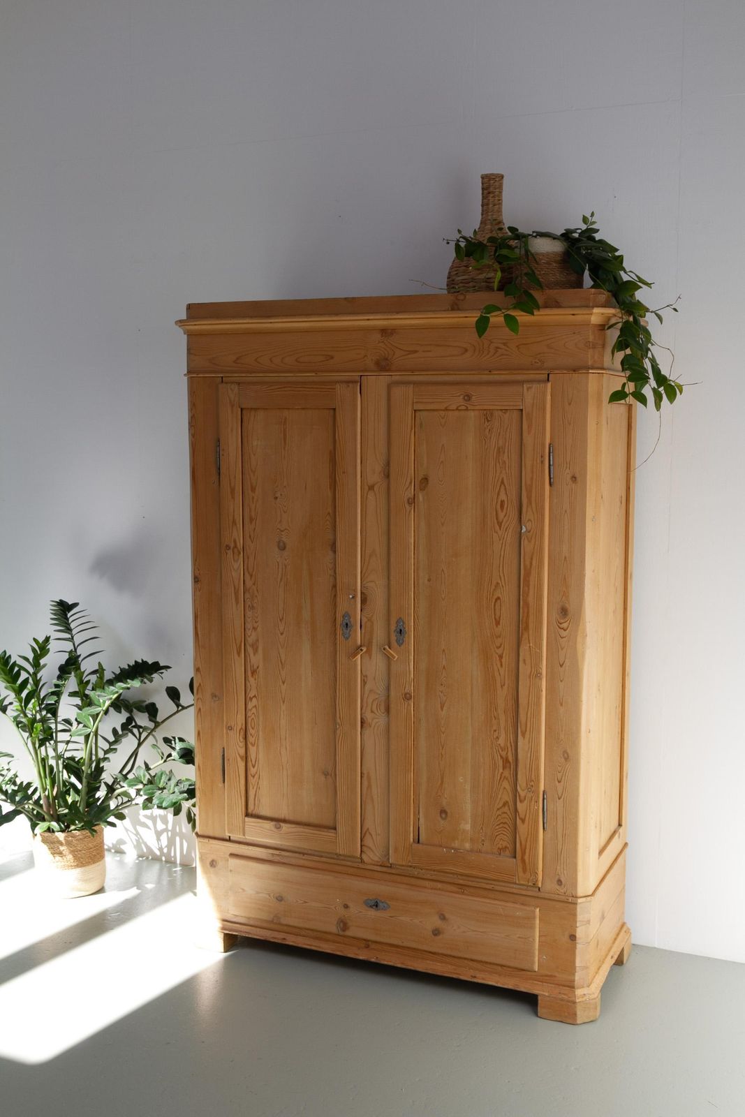 photo vintage Antique Danish Farmhouse Pine Wardrobe, 1880s.