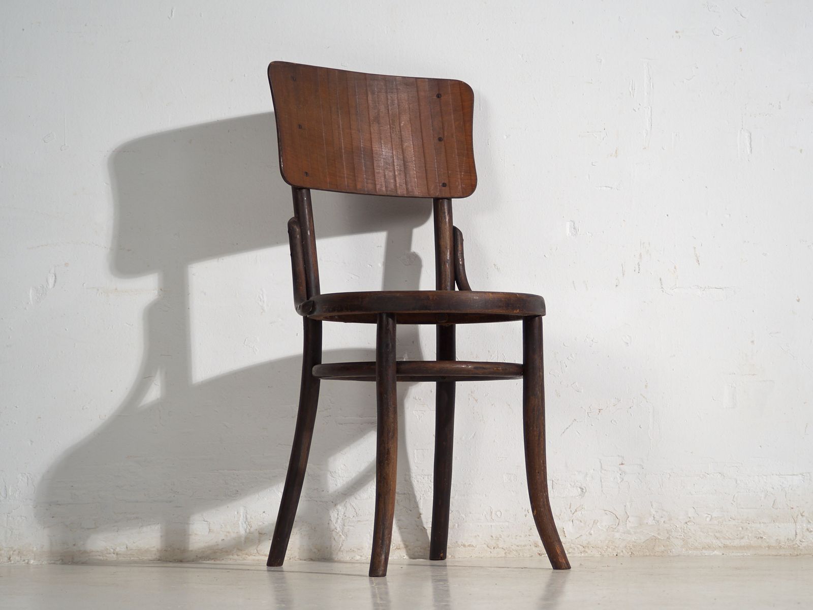 photo furniture Pair Of Thonet Style Bentwood Chairs With Curved Board Back – Central Europe, Circa 1920