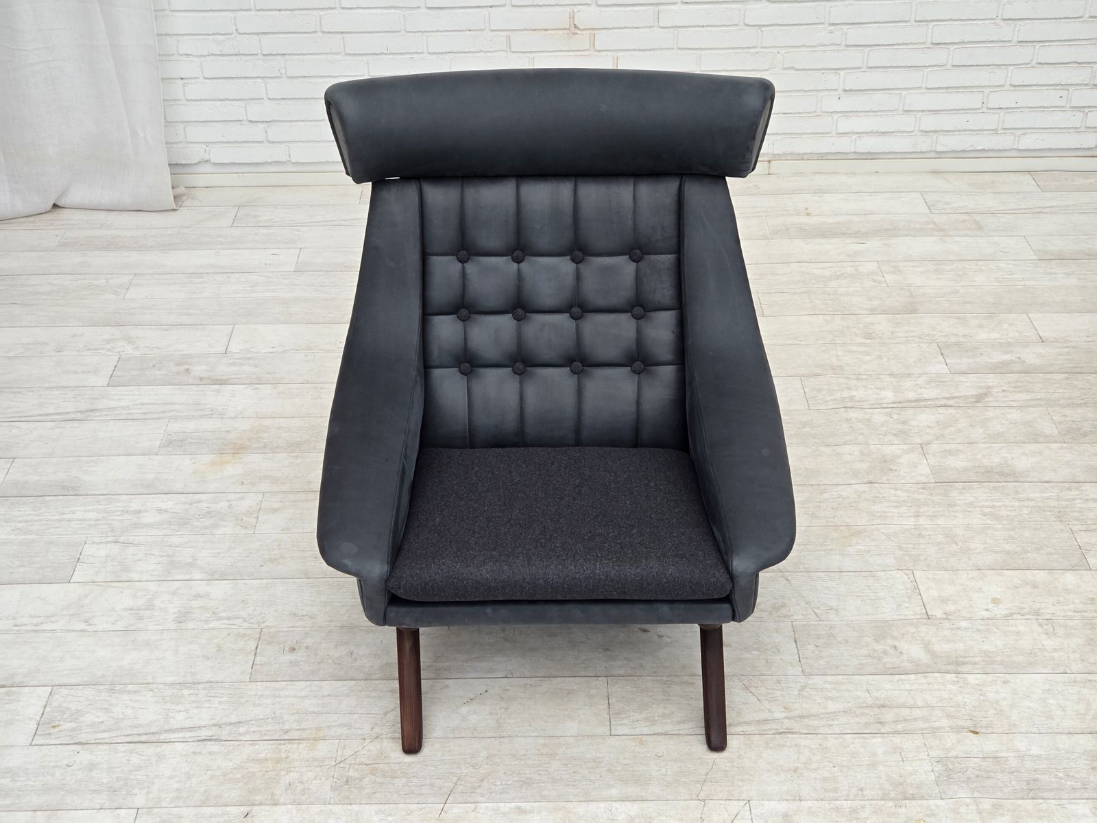 photo furniture Ca. jaren 1970, Deens design van Illum Wikkelsø, opnieuw beklede fauteuil, leer.