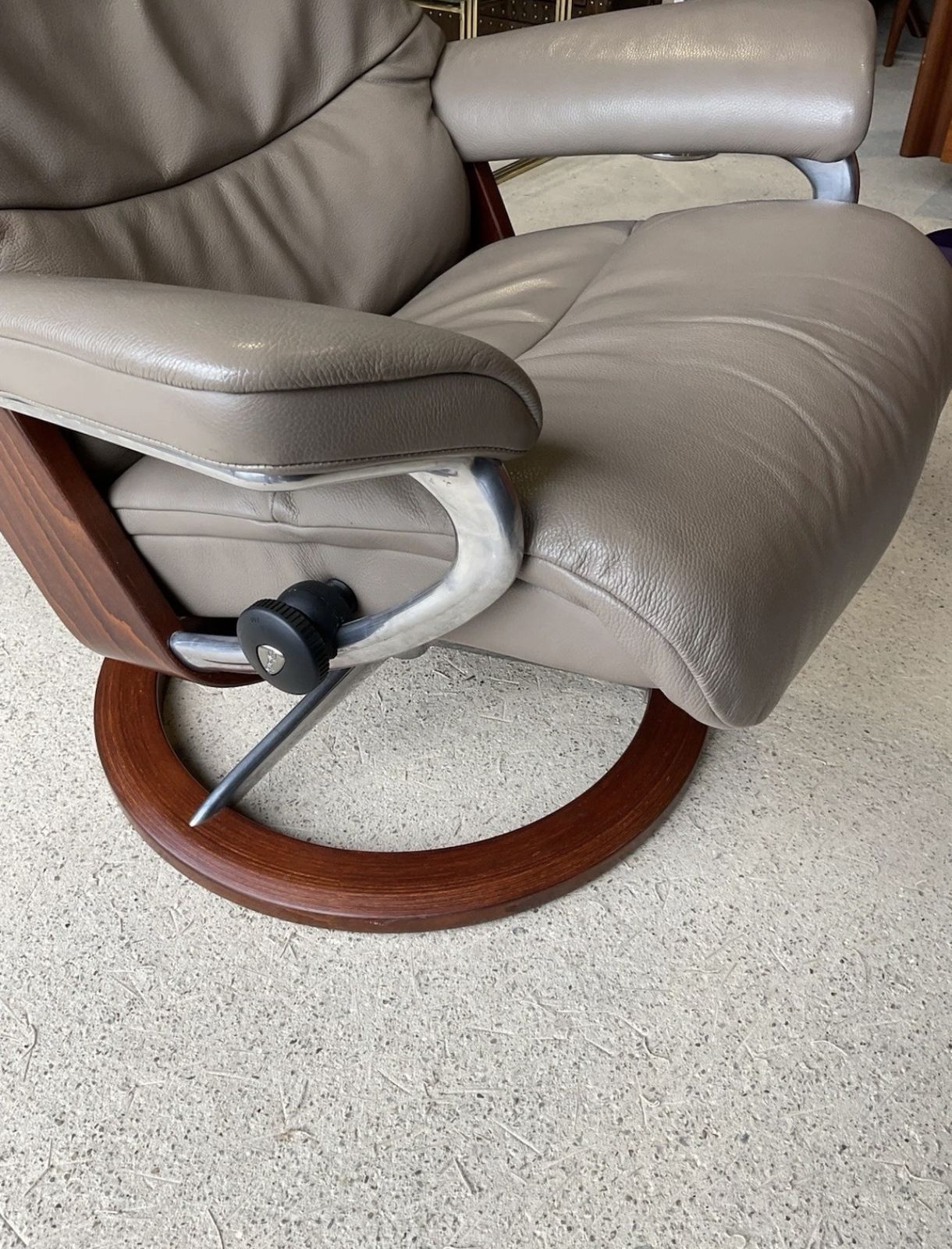 photo vintage Ekornes Stressless Leather Recliner Armchair And Footstool Scandinavian Design