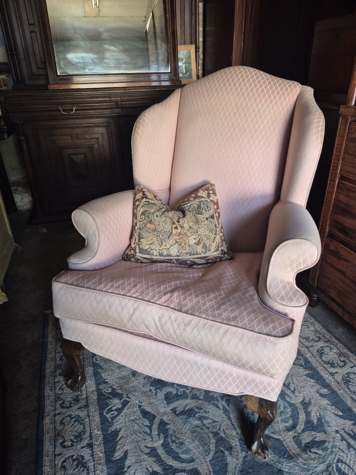 photo vintage Pink Silk Georgian Style Vintage Gentlemans Humpback Armchair Ball & Claw Feet