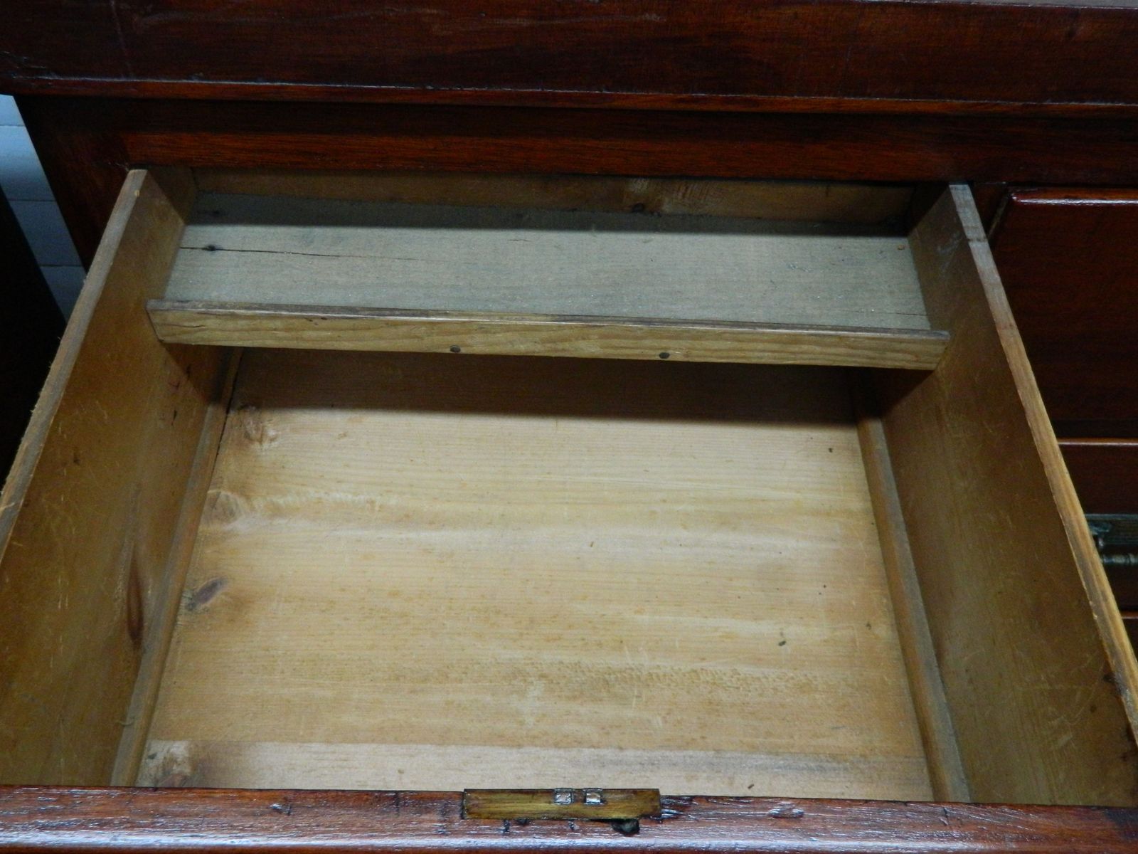 Mahogany Veneer Chest Of Drawers photo 285.0