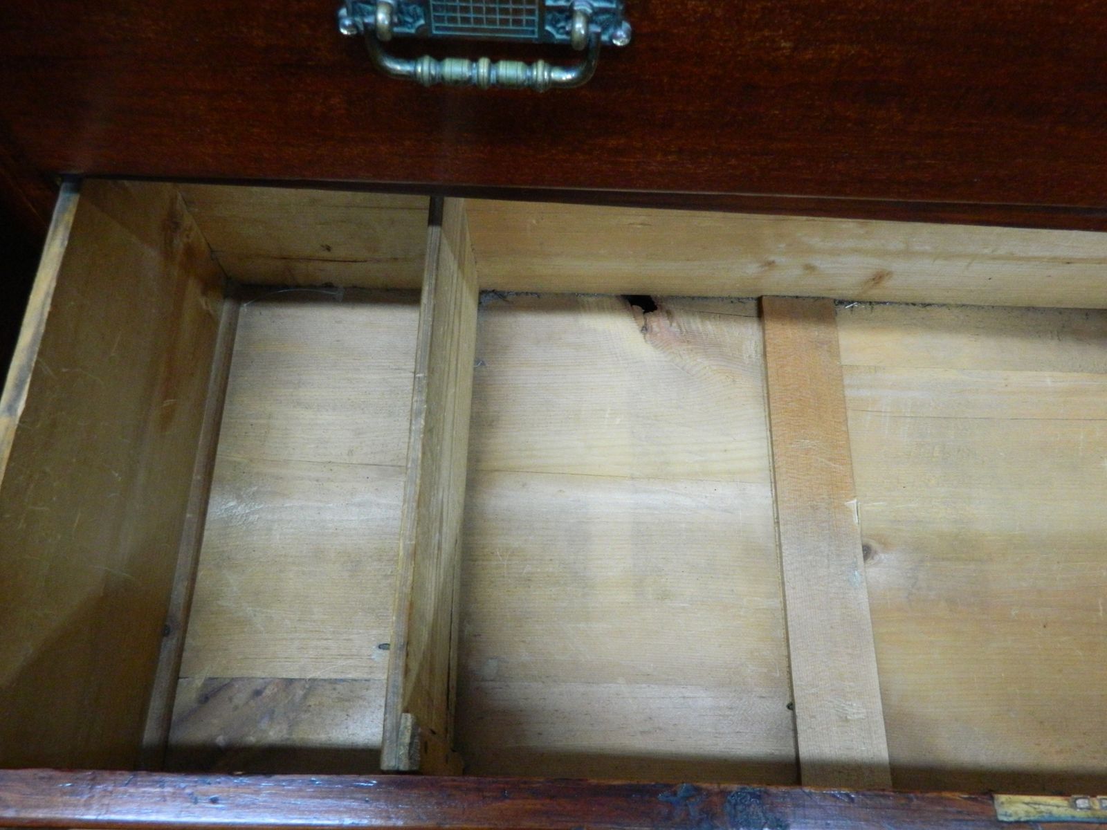 Mahogany Veneer Chest Of Drawers photo vinterior