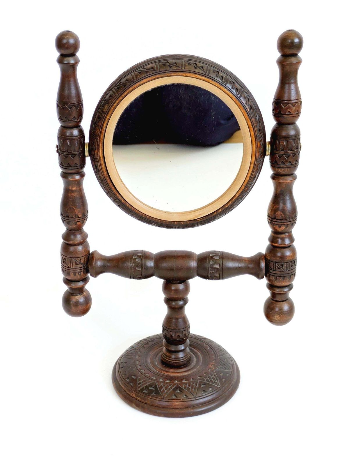 Vintage handgesneden houten scheerspiegel – rustiek volkskunststuk met draaifunctie photo furniture