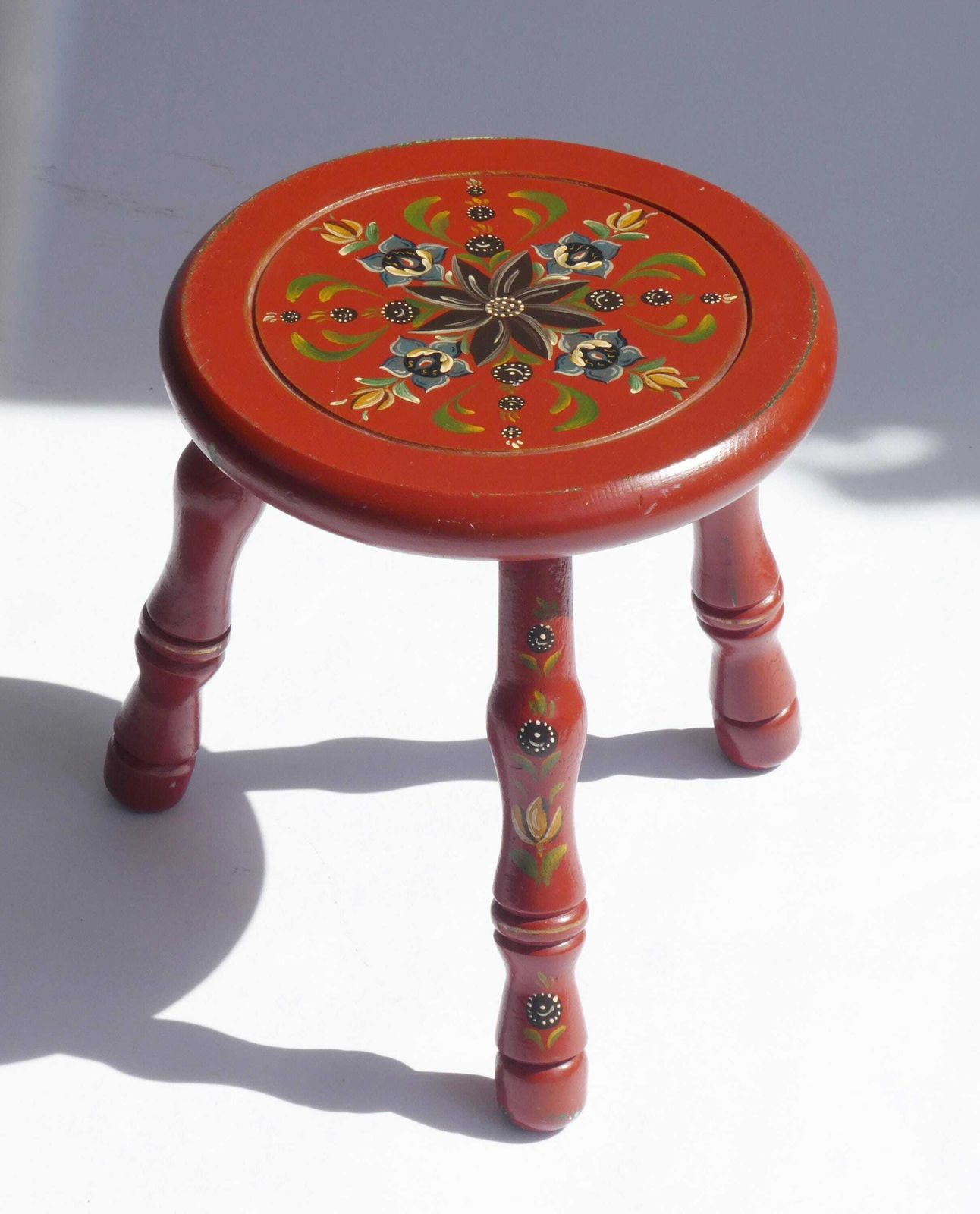 Vintage Round Red Wooden Milking Stool, Hand Painted Bobbin Plant Stand, Hindeloopen Folk Art Primitive 60's Farm Stool photo furniture