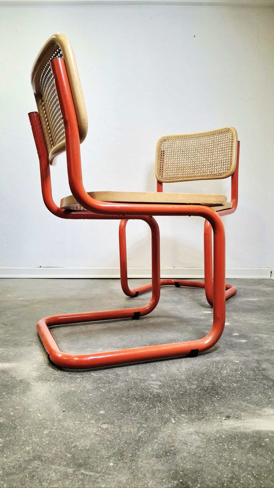 photo furniture 80s Red Tubular Cantilever Chair