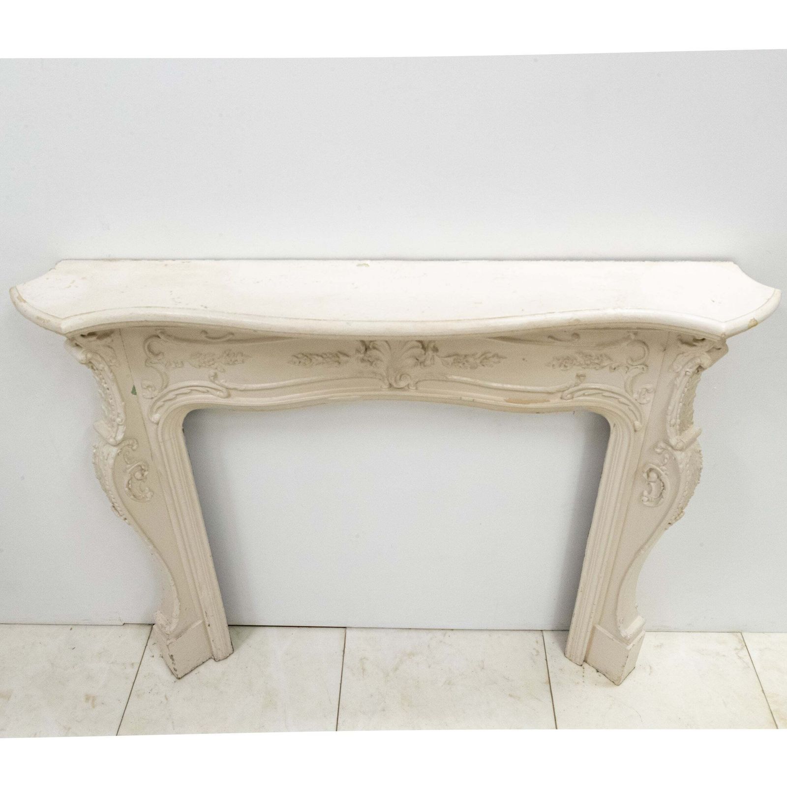 photo vinterior Antique Victorian French Style Wooden Fireplace Surround