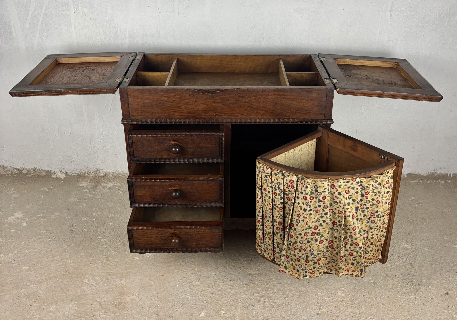 photo furniture Spaanse eiken naaiwerkdoos met stoffen mand, begin 20e eeuw