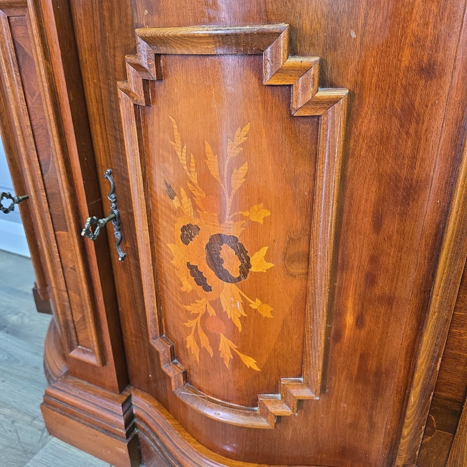 photo vintage Vintage Italian Sideboard Inlaid Serpentine Cabinet Cupboard Antique Style