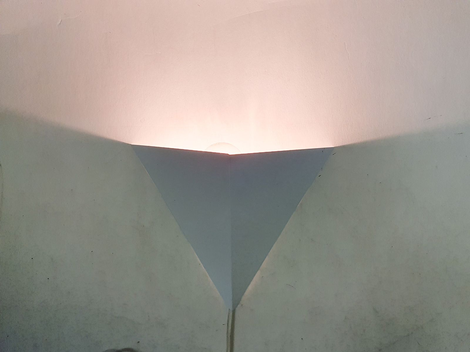 Wit metalen geometrische wandlamp van Anvia, Nederland, ca. jaren 1960 photo Verlichting