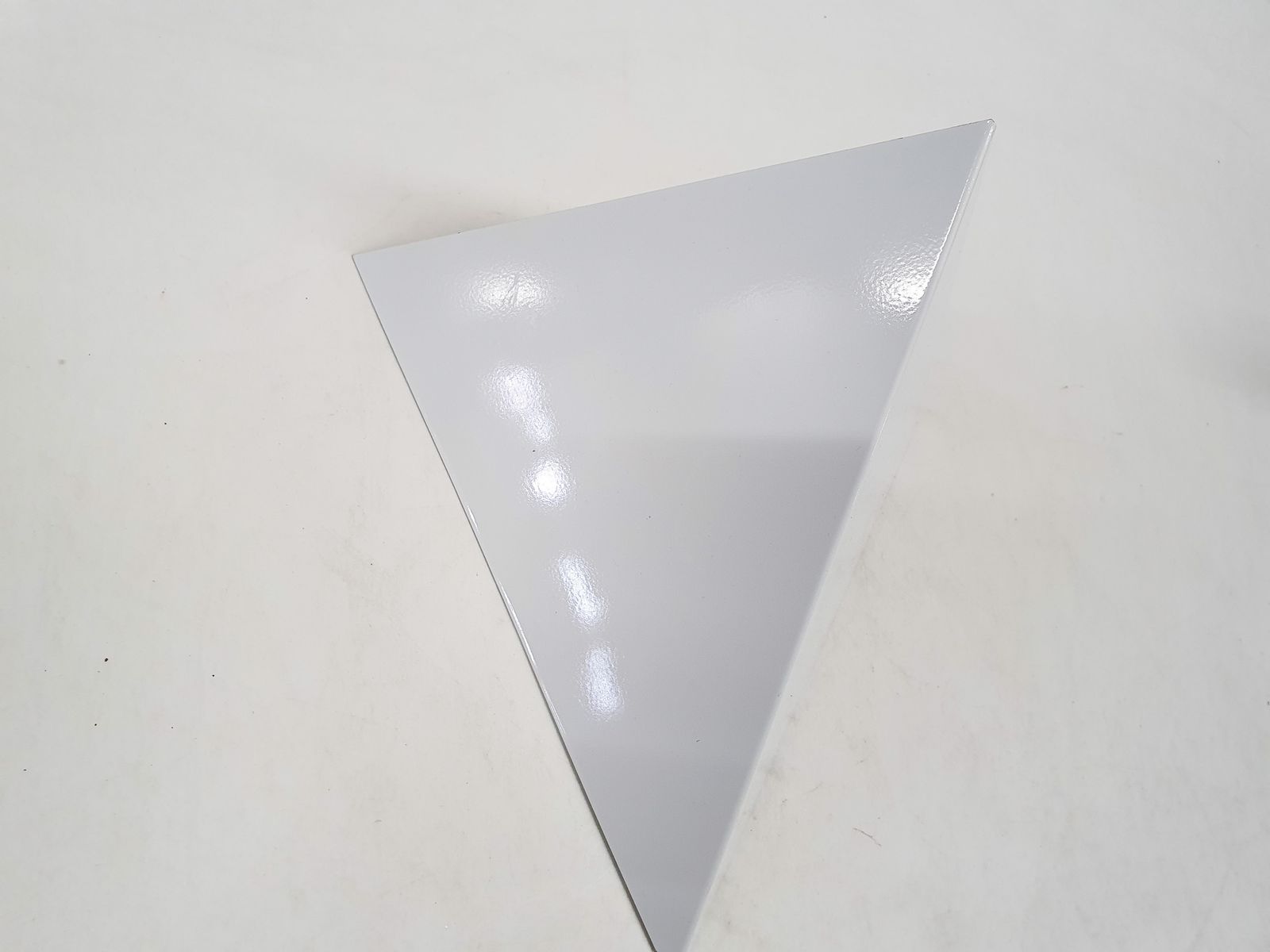 Wit metalen geometrische wandlamp van Anvia, Nederland, ca. jaren 1960 photo vinterior