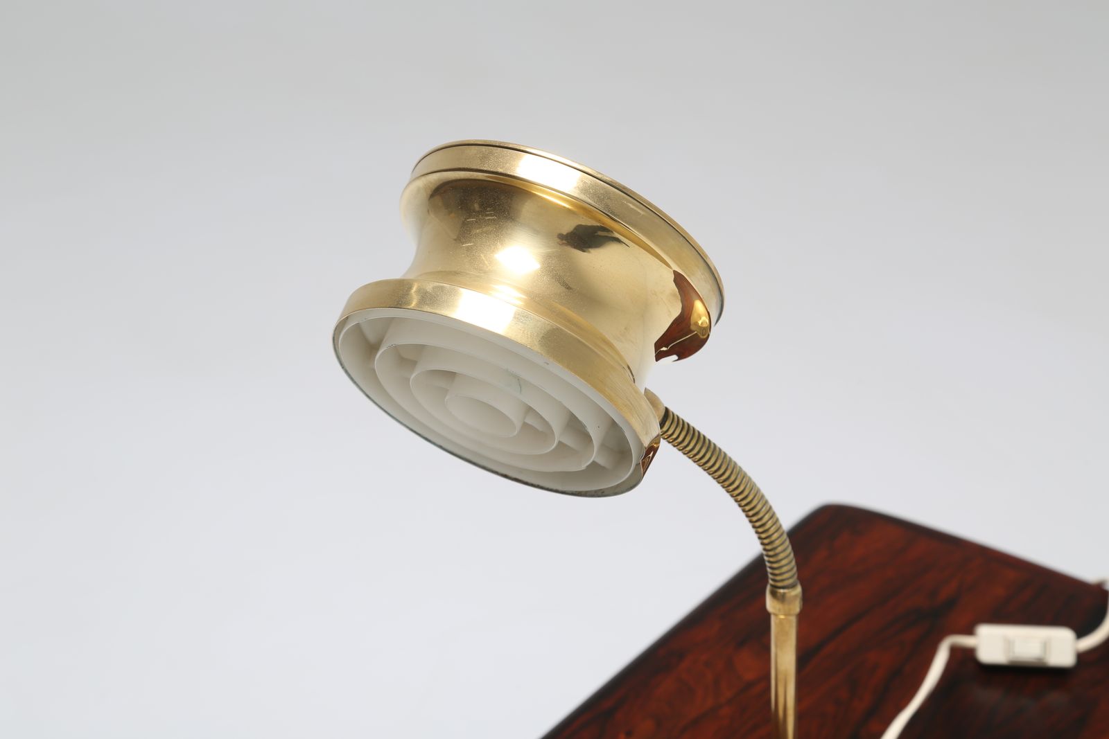Mid-Century Modern Zweedse messing bureaulamp met verstelbare zwenkarm van Konsthantverk Tyringe, jaren 1960 photo for sale
